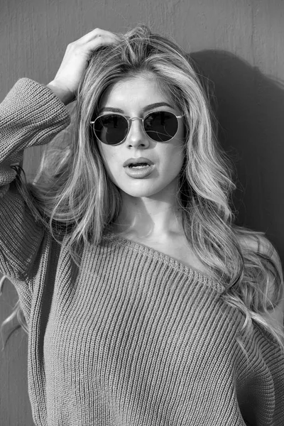 Gorgeous blond spansktalande modell poserar utomhus — Stockfoto