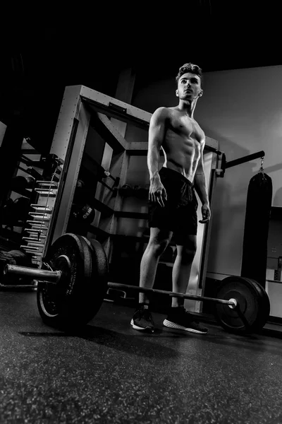 在当地健身房锻炼的男性运动员 — 图库照片