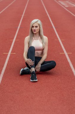 Genç bir Atletizm Koleji Sporcusu Üniversitede Pist Yarışmasına Hazırlanıyor