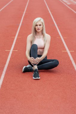 Genç bir Atletizm Koleji Sporcusu Üniversitede Pist Yarışmasına Hazırlanıyor