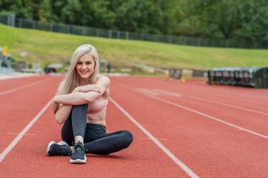 Genç bir Atletizm Koleji Sporcusu Üniversitede Pist Yarışmasına Hazırlanıyor