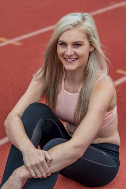 Genç bir Atletizm Koleji Sporcusu Üniversitede Pist Yarışmasına Hazırlanıyor