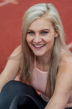 Genç bir Atletizm Koleji Sporcusu Üniversitede Pist Yarışmasına Hazırlanıyor