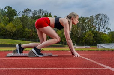 Genç bir Atletizm Koleji Sporcusu Üniversitede Pist Yarışmasına Hazırlanıyor