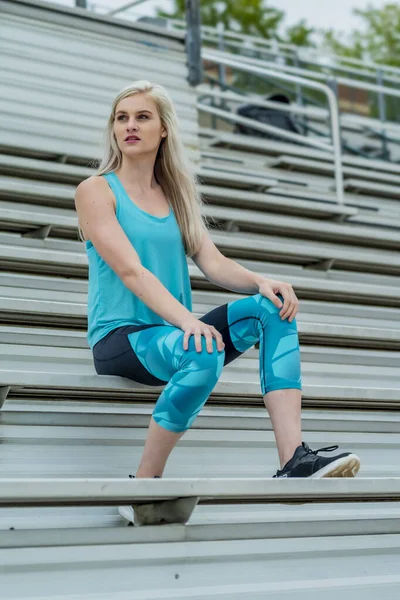 Um jovem atleta universitário se prepara para um encontro de atletismo em uma universidade — Fotografia de Stock