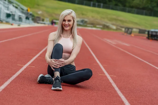 Młody lekkoatletyczny sportowiec przygotowuje się do spotkania na torze na uniwersytecie — Zdjęcie stockowe