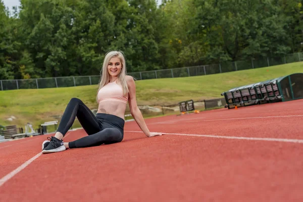 Młody lekkoatletyczny sportowiec przygotowuje się do spotkania na torze na uniwersytecie — Zdjęcie stockowe