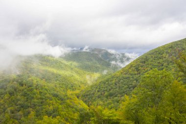 Fırtına Sırasındaki Manzaralı Dağ Sırası