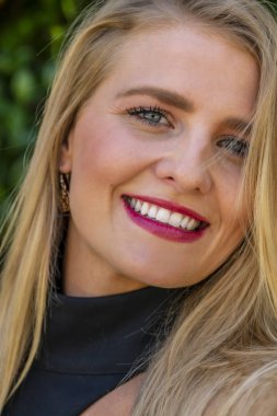 A Lovely Blonde Model Park'ta Bir Yaz Günü Outdoors Sahiptir