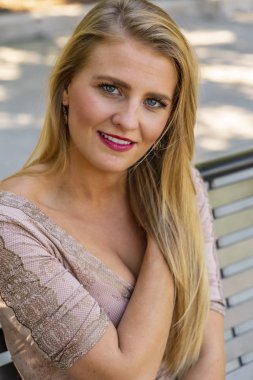 A Lovely Blonde Model Park'ta Bir Yaz Günü Outdoors Sahiptir