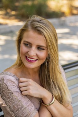 A Lovely Blonde Model Park'ta Bir Yaz Günü Outdoors Sahiptir