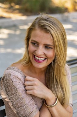 A Lovely Blonde Model Park'ta Bir Yaz Günü Outdoors Sahiptir