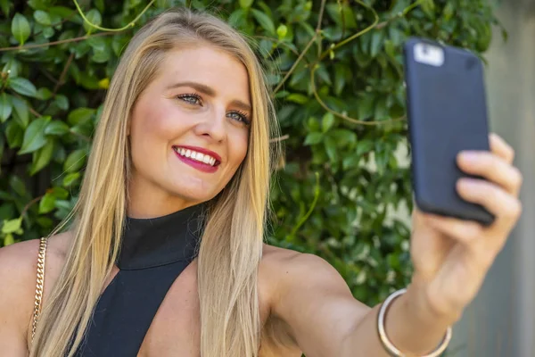 Un beau modèle blond profite d'une journée d'été en plein air au parc — Photo