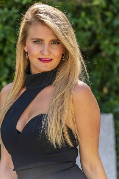 Un beau modèle blond profite d'une journée d'été en plein air au parc — Photo