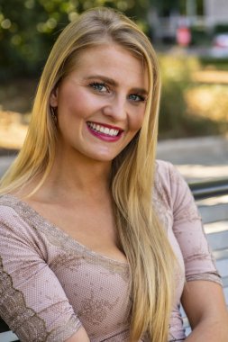 A Lovely Blonde Model Park'ta Bir Yaz Günü Outdoors Sahiptir