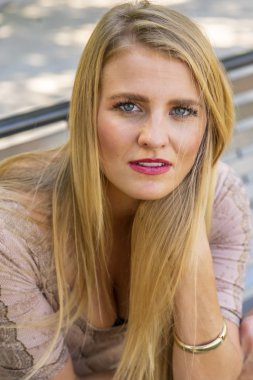 A Lovely Blonde Model Park'ta Bir Yaz Günü Outdoors Sahiptir