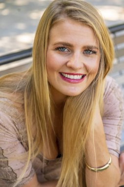 A Lovely Blonde Model Park'ta Bir Yaz Günü Outdoors Sahiptir