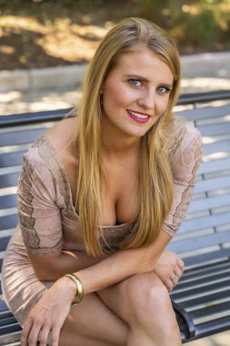 A Lovely Blonde Model Park'ta Bir Yaz Günü Outdoors Sahiptir