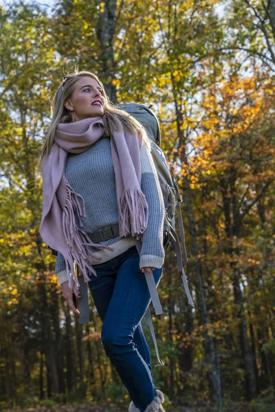 Een mooi blond model geniet van een herfstdag in het park — Stockfoto