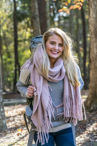Een mooi blond model geniet van een herfstdag in het park — Stockfoto