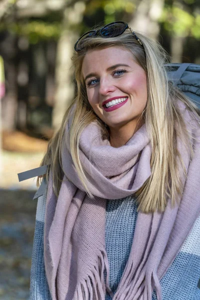 A Lovely Blonde Model Enjoys An Autumn Day Outdoors At The Park — Stock Photo, Image
