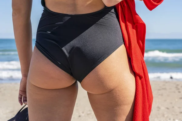 Gyönyörű Bikini modell jelentő tengerparti környezetben — Stock Fotó