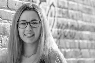 Güzel bir sarışın model, küçük bir kasabada sonbahar gününün tadını çıkarıyor.