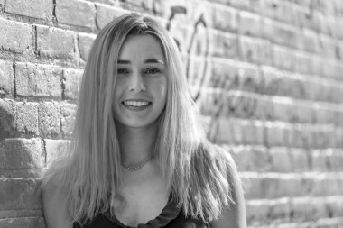 Güzel bir sarışın model, küçük bir kasabada sonbahar gününün tadını çıkarıyor.