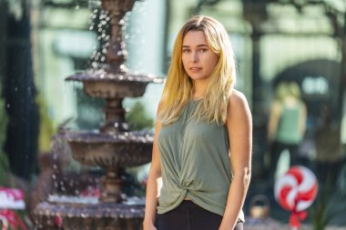 Güzel bir sarışın model, küçük bir kasabada sonbahar gününün tadını çıkarıyor.