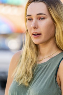 Güzel bir sarışın model, küçük bir kasabada sonbahar gününün tadını çıkarıyor.