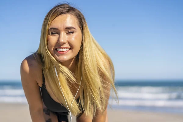 Vacker Bikini modell poserar i en Beach-miljö — Stockfoto