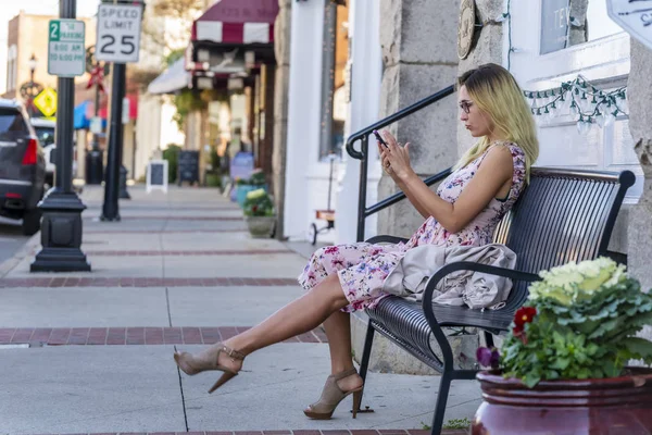 Un beau modèle blond profite d'une journée d'automne en plein air dans une petite ville — Photo