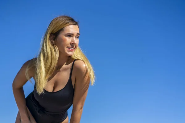 Schönes Bikini-Modell posiert in einer Strandumgebung — Stockfoto