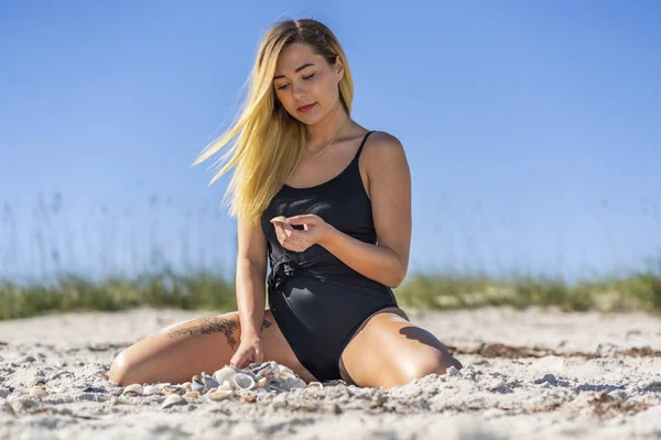 Model Bikini piękny pozowanie w środowisku Beach — Zdjęcie stockowe