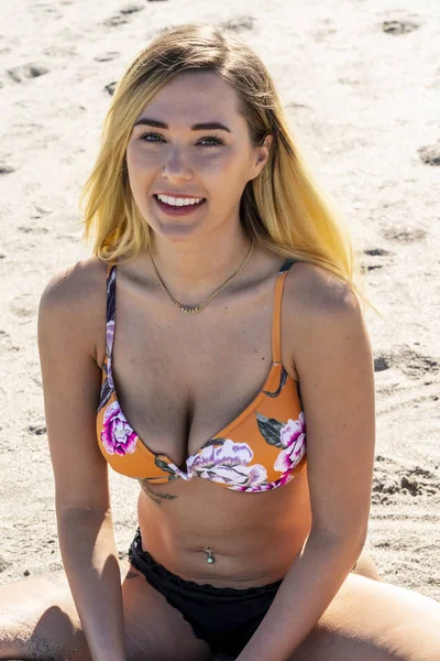 Bir plaj ortamında poz güzel Bikini Modeli — Stok fotoğraf