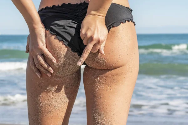 Model Bikini piękny pozowanie w środowisku Beach — Zdjęcie stockowe