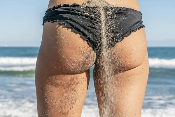 Krásné bikiny Model představuje v prostředí Beach — Stock fotografie