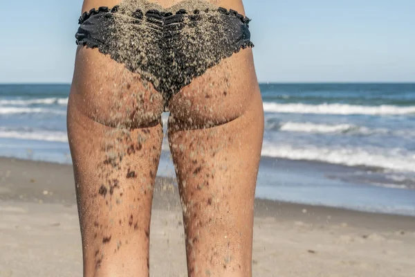 Hermosa modelo de bikini posando en un entorno de playa — Foto de Stock