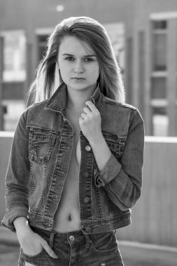 Güzel esmer Model açık havada poz 