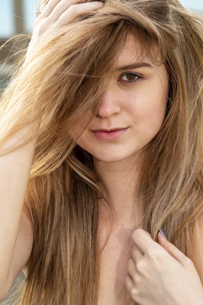 아름 다운 갈색 머리 모델 야외 포즈 — 스톡 사진