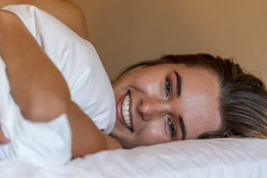 Muhteşem Sarışın Model Evde Çıplak Pozlar Veriyor