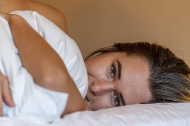 Muhteşem Sarışın Model Evde Çıplak Pozlar Veriyor