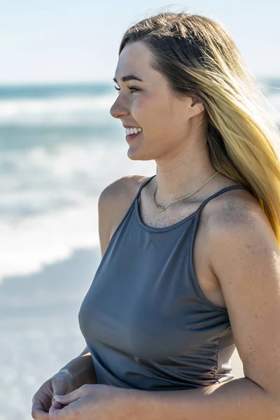 Vacker blond modell innehar på en strand ensam — Stockfoto