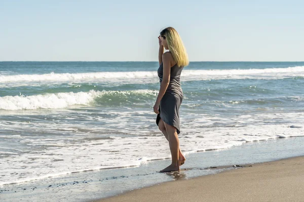 Belle blonde modèle pose sur une plage seule — Photo