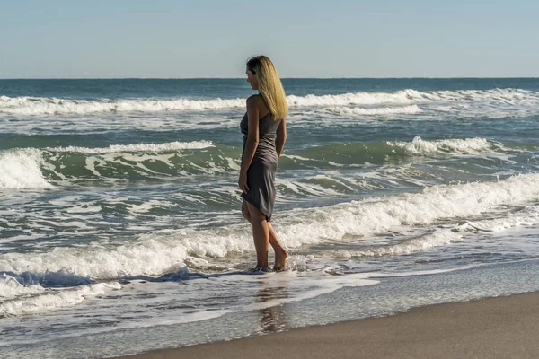 Belle blonde modèle pose sur une plage seule — Photo