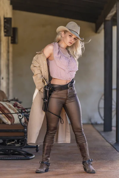 Een Prachtig Blond Model Verkleed Als Een Cowgirl Genieten Van — Stockfoto