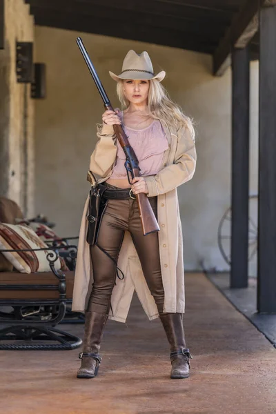 Een Prachtig Blond Model Verkleed Als Een Cowgirl Genieten Van — Stockfoto