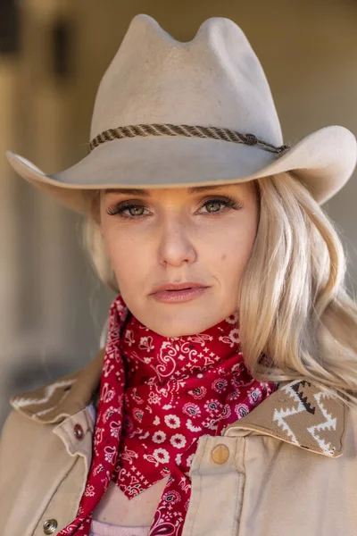 Vacker Blond Modell Klädd Som Cowgirl Njuter Utomhus Väder — Stockfoto