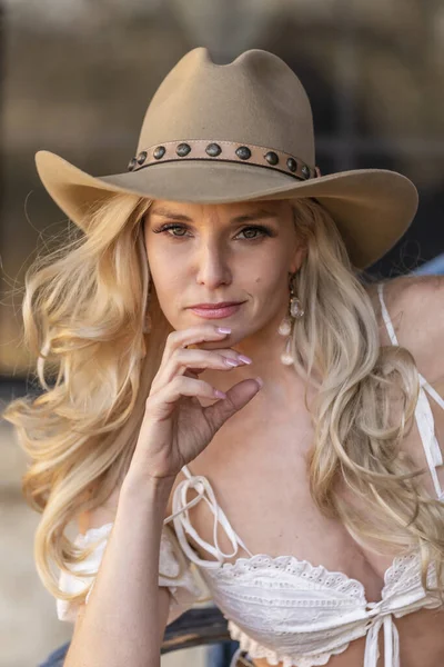 Egy Gyönyörű Szőke Modell Cowgirlnek Öltözve Élvezi Szabadtéri Időjárást — Stock Fotó