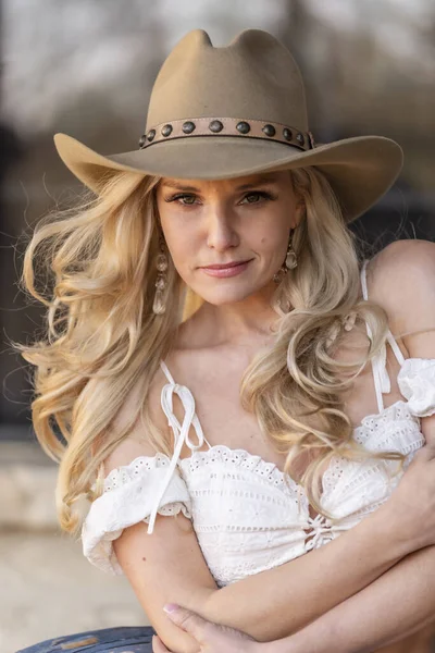 Gorgeous Blonde Model Dressed Cowgirl Enjoying Outdoor Weather — Stock Photo, Image